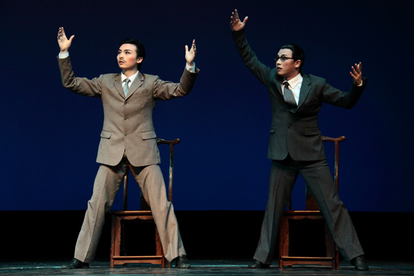 “凳子舞”象征人生错位