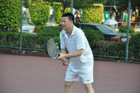 仲伟合校长打球的英姿 仲伟合校长打球的英姿