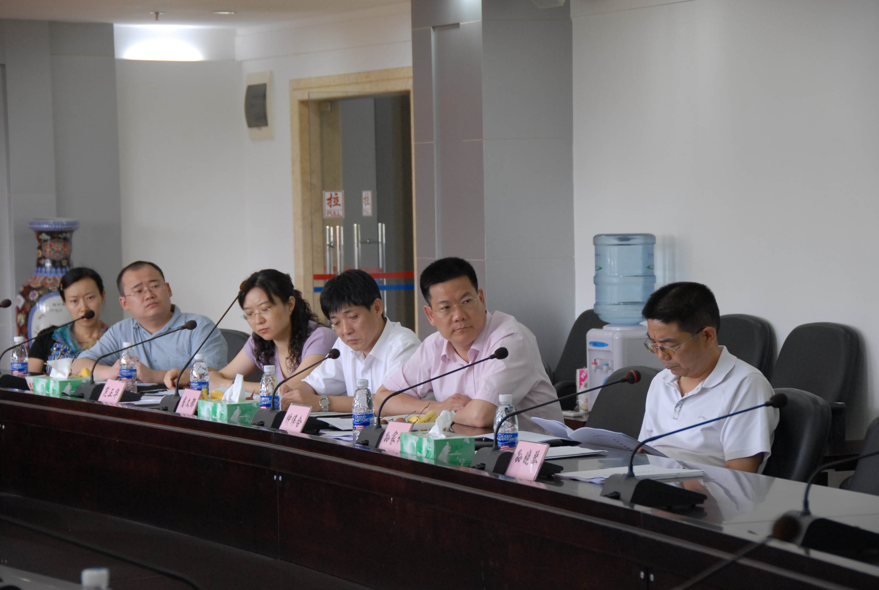 与会领导认真听取汇报