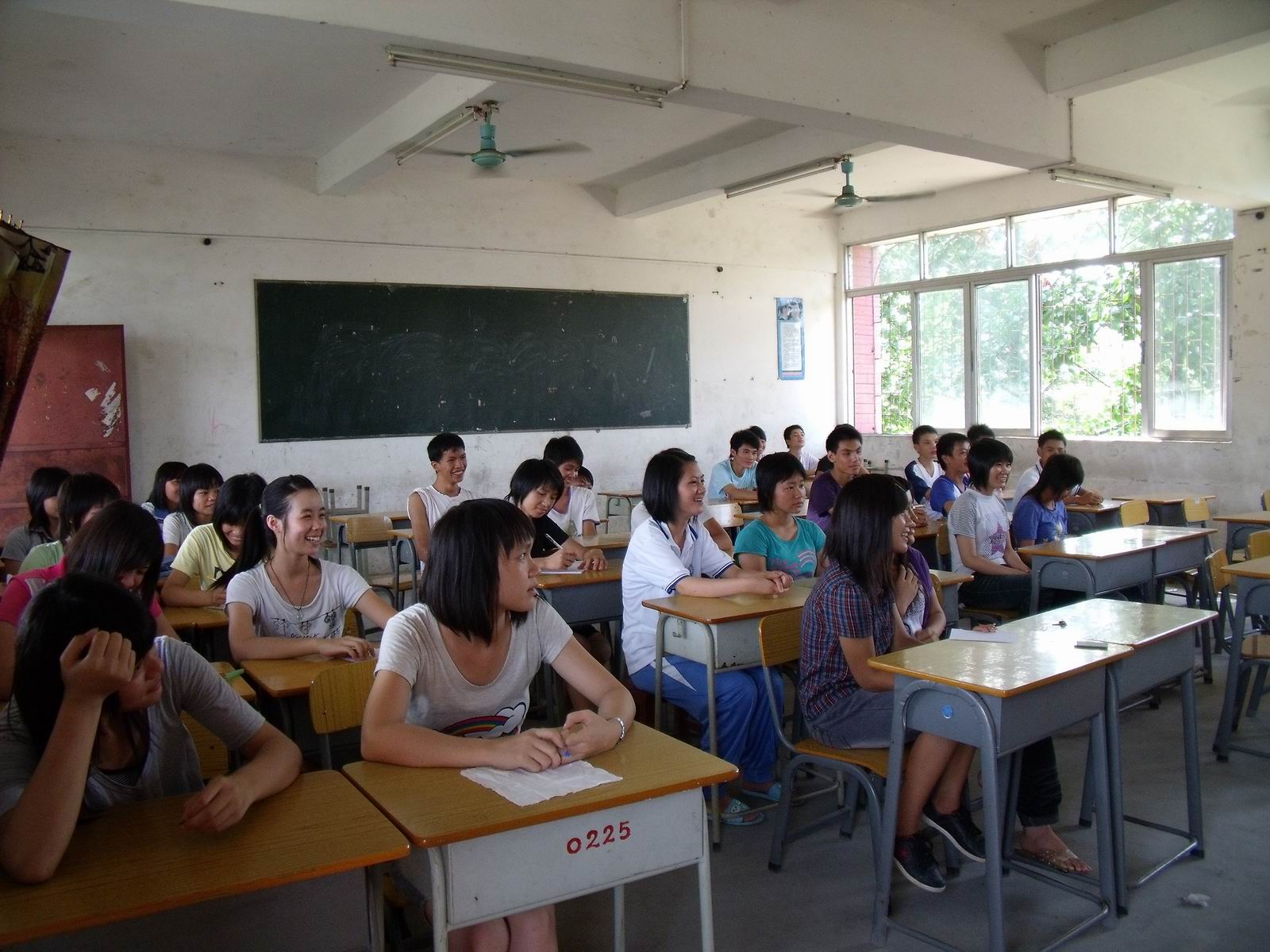 认真听课的同学们