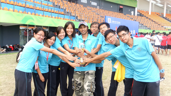 追星捧月不如奖杯在怀——教练(中)和全体定向队员合影 追星捧月不如奖杯在怀——教练(中)和全体定向队员合影