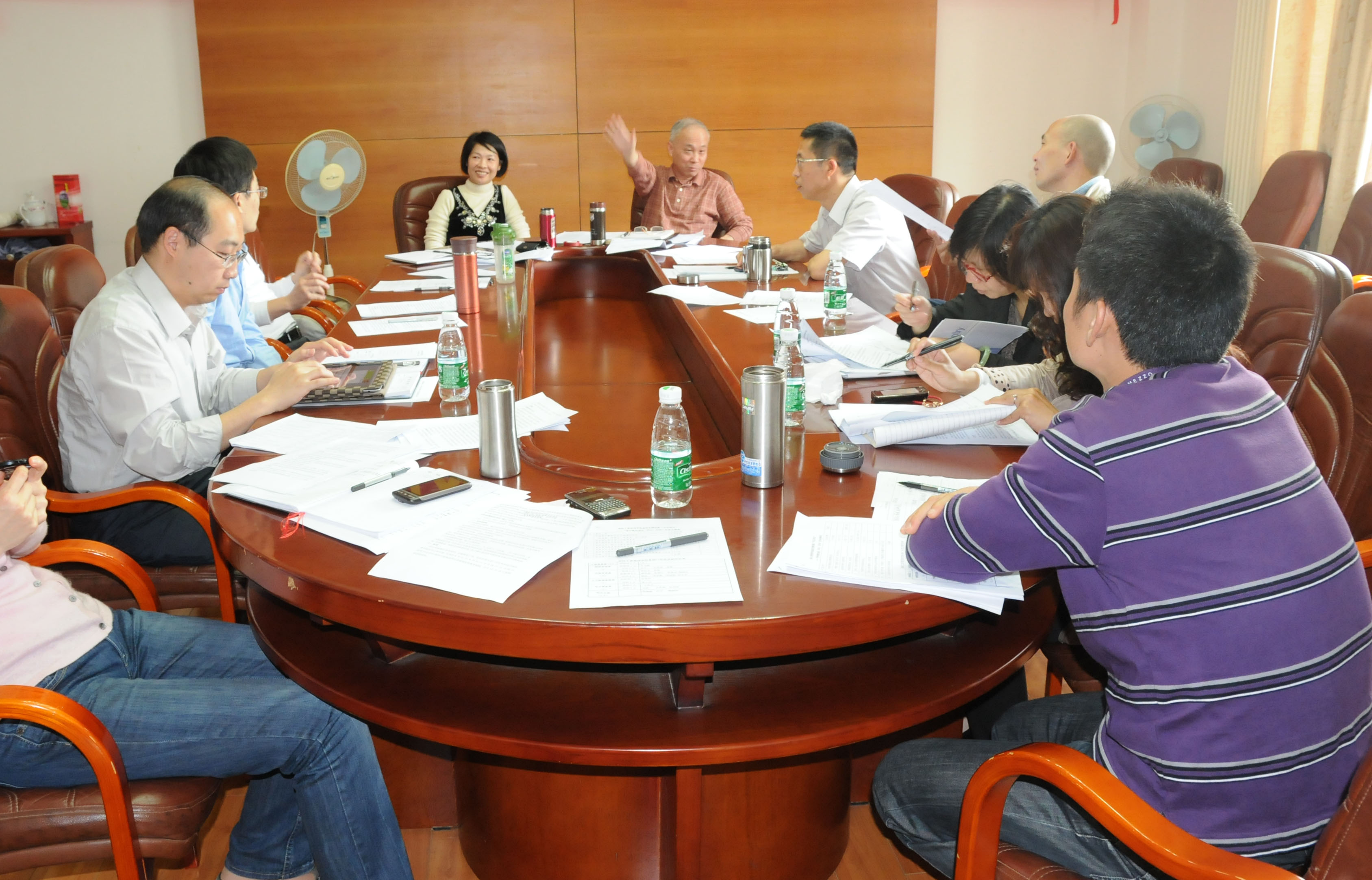 会议现场党员们热烈讨论 会议现场党员们热烈讨论