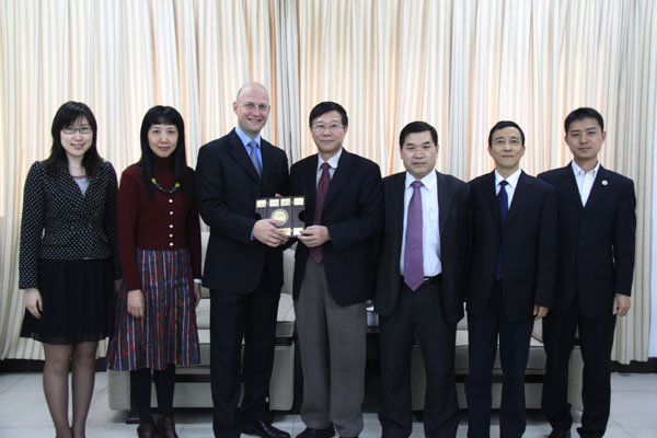 与会人员与总领事合影留念