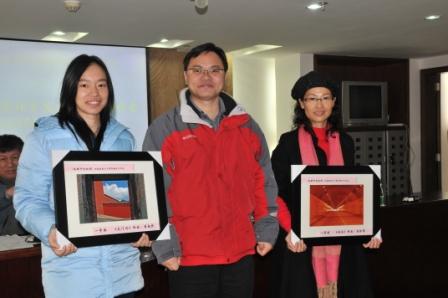 刘建达为“我眼中的祖国”摄影比赛一等奖获奖者颁发奖品