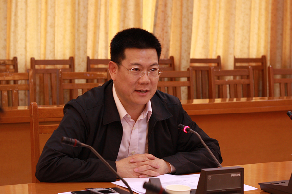 仲伟合副校长主持会议