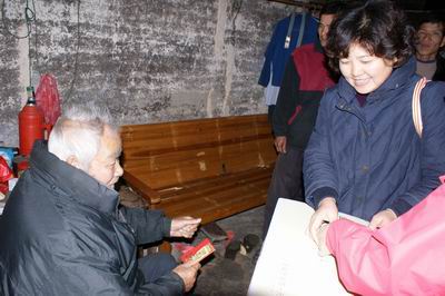 沈萍到困难党员家里看望慰问