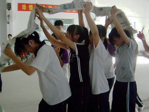 众人齐心“开坦克”