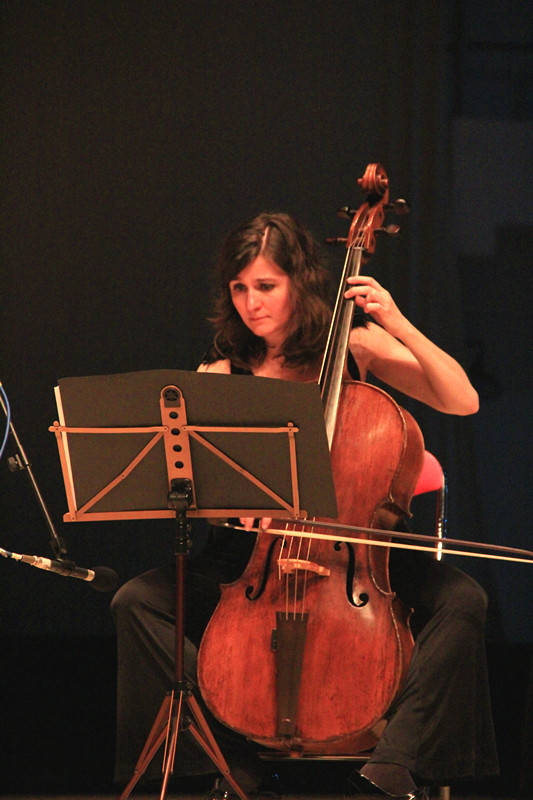 专注演出的大提琴手 专注演出的大提琴手