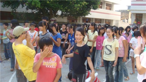 游园会热闹的场面