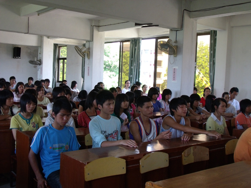 会上同学们认真的面孔