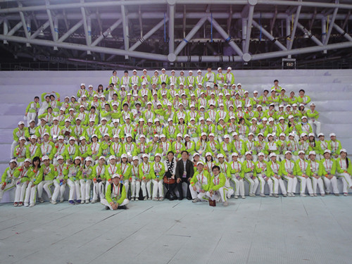 俊彦和他带领的团队(前排左一盘腿而坐者为俊彦) 俊彦和他带领的团队(前排左一盘腿而坐者为俊彦)