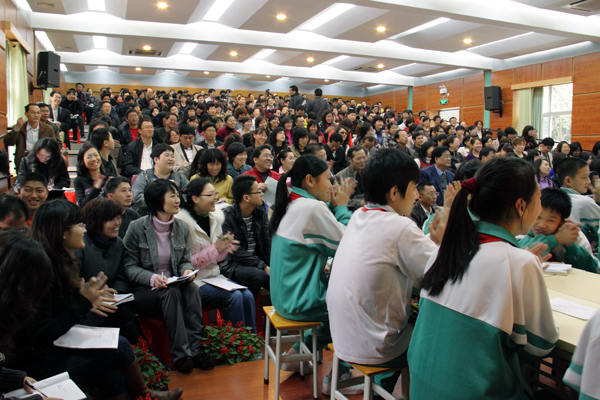 观摩现场人山人海