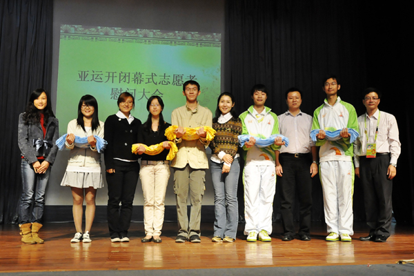 志愿者部领导向我校志愿者颁发限量版志愿彩