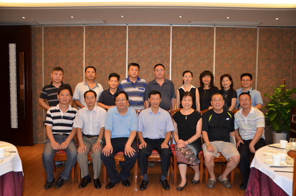 许国彬与部分河南校友合影 许国彬与部分河南校友合影