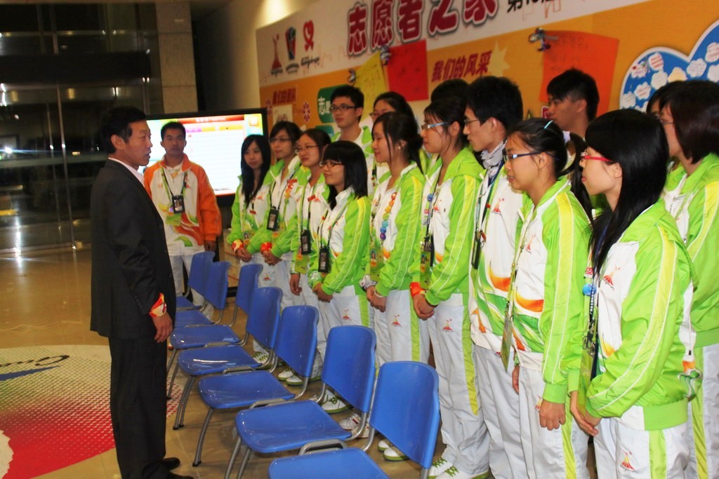 许国彬勉励我校志愿者做好志愿服务,创先争优