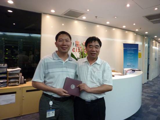 姜灵敏院长赠送纪念品给名誉院长陈颖 姜灵敏院长赠送纪念品给名誉院长陈颖