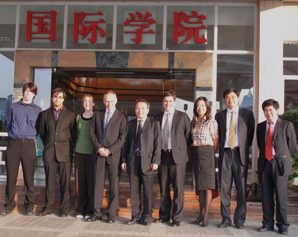 由左至右依次为:Fred老师,Rupert老师,Pamela老师,考文垂大学副校长David G M.Soutter,国际学院院长陈林汉,考文垂大学国际部副主任Rob Atkinson,中国项目负责人Judy Finlay,国际学院副院长刘明,副院长魏辉良