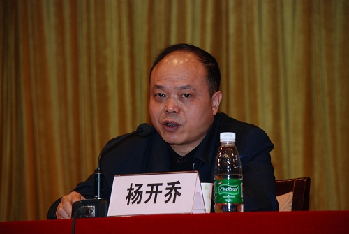 杨开乔提出三项要求并强调要认真落实评卷工作