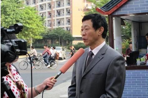 许国彬副书记接受记者采访