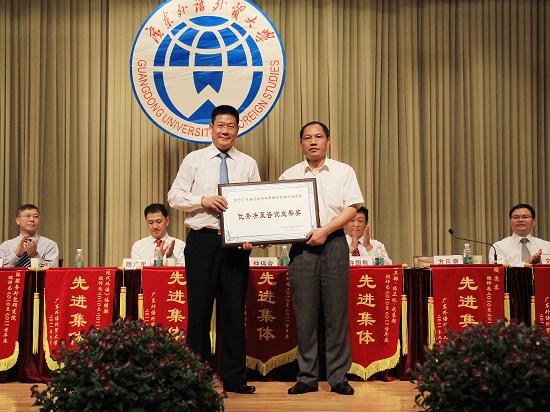 仲伟合校长颁发优秀决策咨询成果奖 仲伟合校长颁发优秀决策咨询成果奖