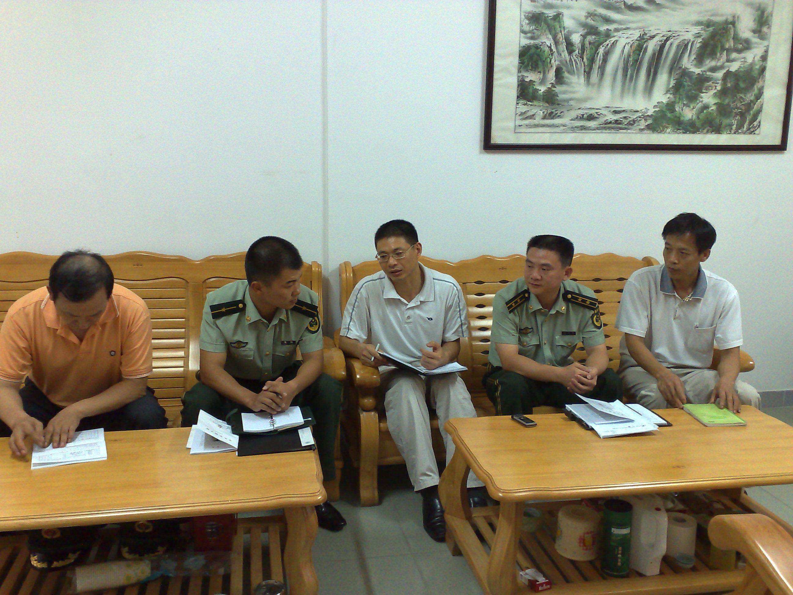 武装部与武警一支队领导商讨军训工作