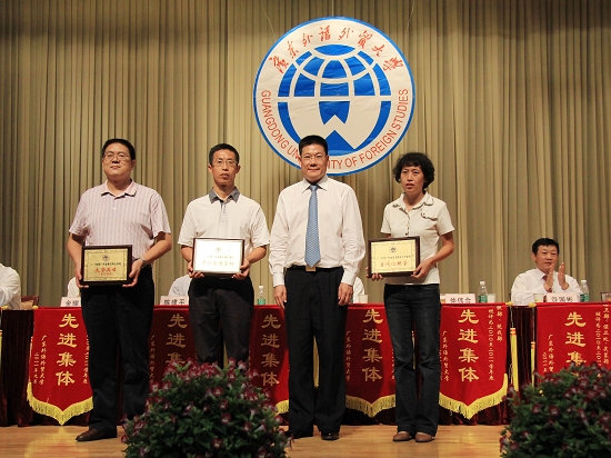 仲伟合校长为2010年度高校精品课程授牌 仲伟合校长为2010年度高校精品课程授牌