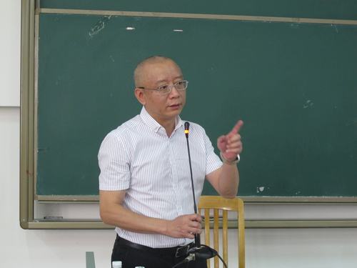 杨处长在讲座中 杨处长在讲座中