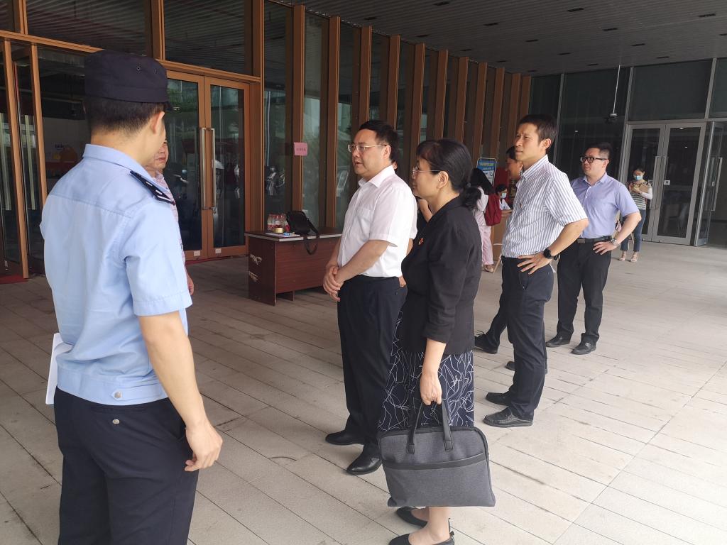 20210507 领导参观照3 石佑启校长于知识城宿舍楼一层与工作人员亲切交谈2.jpg