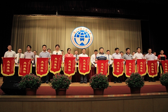 学校领导为学校先进集体颁发锦旗 学校领导为学校先进集体颁发锦旗