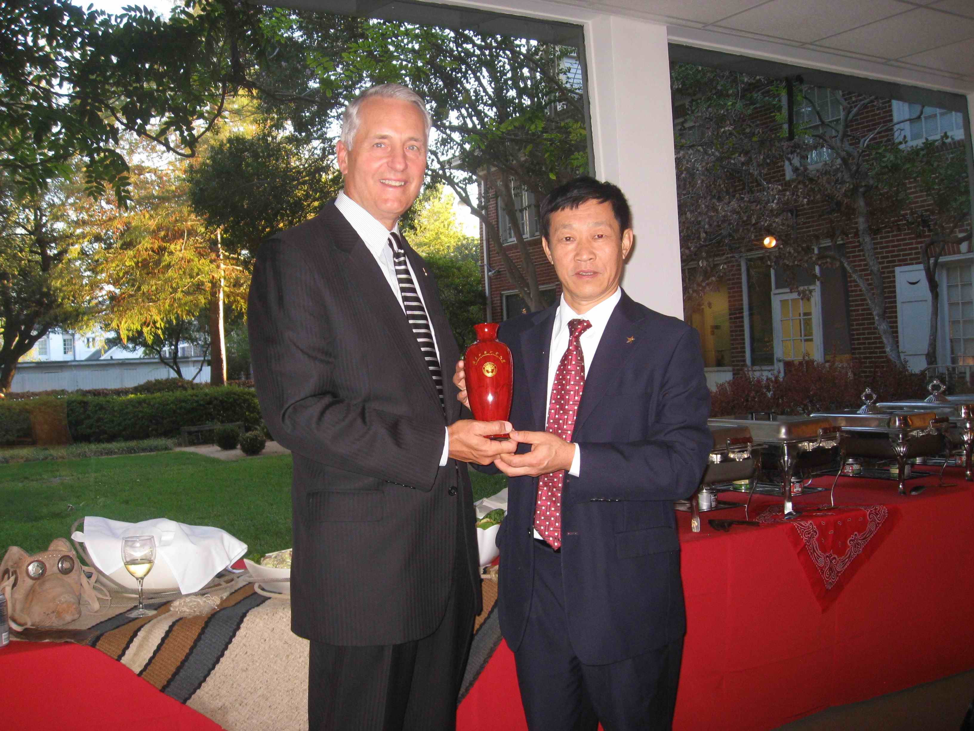 许国彬想罗伯特·伊万尼赠送纪念品 许国彬想罗伯特·伊万尼赠送纪念品