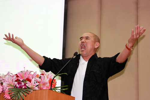 诗评家朗诵家朱子庆