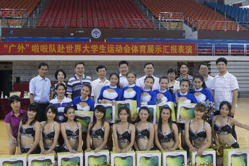 领导为啦啦队员颁发纪念品并合影留念 领导为啦啦队员颁发纪念品并合影留念