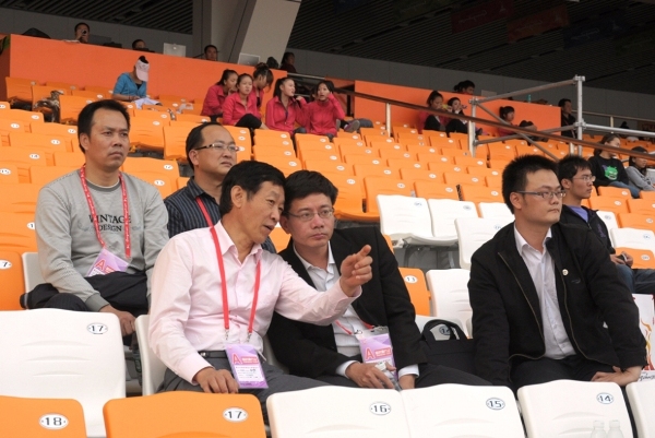 校领导细心观看演员排练