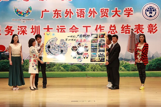 许国彬副书记向校史馆赠送“微笑墙” 许国彬副书记向校史馆赠送“微笑墙”