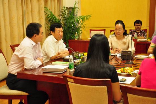 许国彬对新疆民族生表示节日的问候和祝福 许国彬对新疆民族生表示节日的问候和祝福