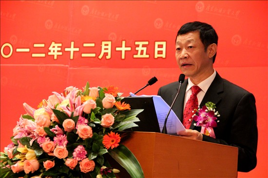 许国彬介绍学校情况 许国彬介绍学校情况