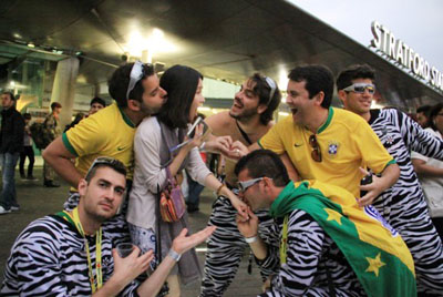 热情的巴西人拉着学生哥刘一琦合影 (陈媛摄) 热情的巴西人拉着学生哥刘一琦合影 (陈媛摄)