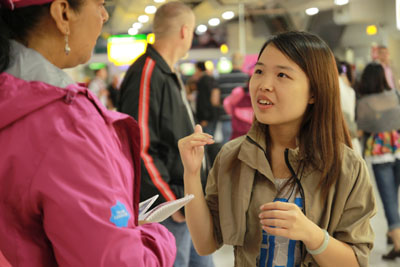 前方报道团成员凌逸采访希思罗机场的志愿者。 黄豫摄 前方报道团成员凌逸采访希思罗机场的志愿者。 黄豫摄