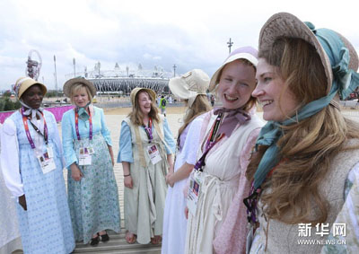 7月23日,部分穿着英国传统服饰的姑娘在演出前做准备。图片来源:新华网 7月23日,部分穿着英国传统服饰的姑娘在演出前做准备。图片来源:新华网
