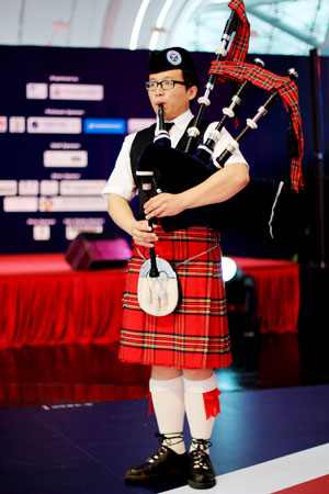 身穿传统苏格兰裙的乐手为现场观众表演风笛 (李梓枫摄) 身穿传统苏格兰裙的乐手为现场观众表演风笛 (李梓枫摄)