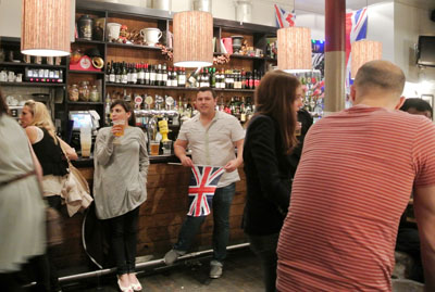 开幕式当晚的一个酒吧,灯火通明,人声音鼎沸,里面是一片欢乐的海洋 (任艺摄) 开幕式当晚的一个酒吧,灯火通明,人声音鼎沸,里面是一片欢乐的海洋 (任艺摄)