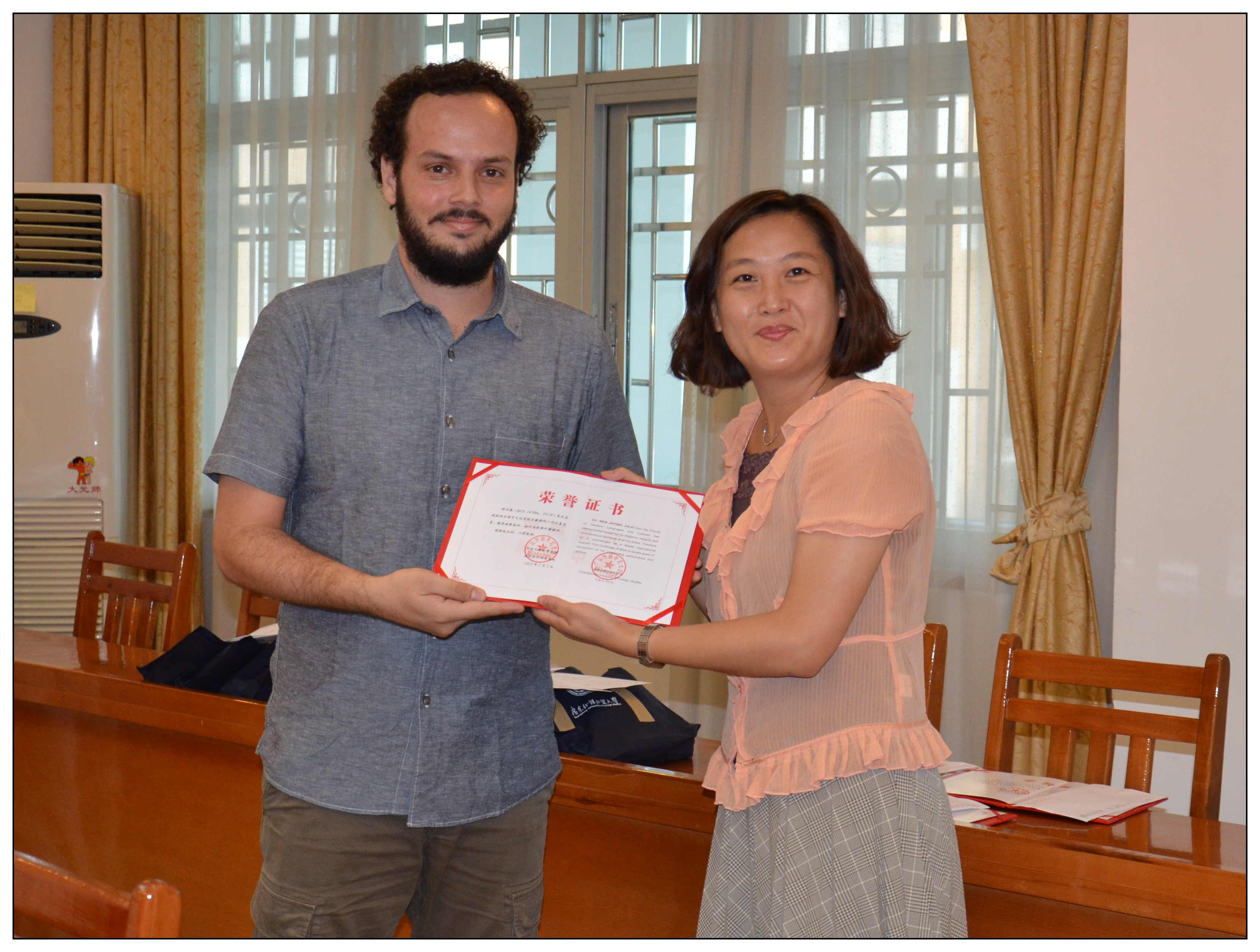 梁洁向优秀外教颁发证书 梁洁向优秀外教颁发证书