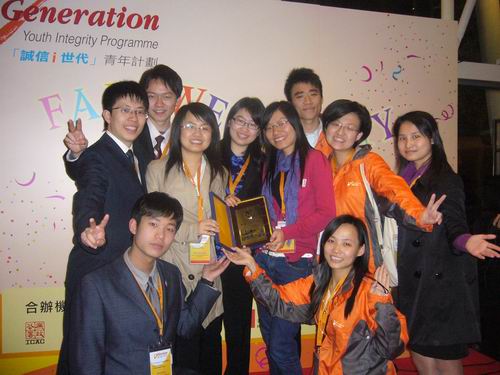 图为:我院学子与对外经济贸易大学学生交换礼物