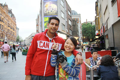 学生哥凌逸偶遇环游欧洲的加拿大人 (黄豫摄) 学生哥凌逸偶遇环游欧洲的加拿大人 (黄豫摄)