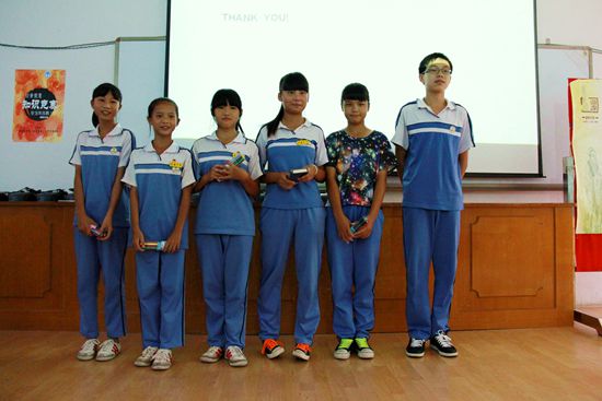 冠军队伍获得奖品 冠军队伍获得奖品