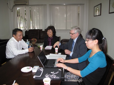 陈林汉(左一) John Naysmith(右二) 杨明河博士(左二) Lin Zheng博士(右一)