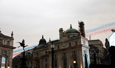 开幕式参加演出的飞机划过天际,留下长长的彩色尾巴 (凌逸摄) 开幕式参加演出的飞机划过天际,留下长长的彩色尾巴 (凌逸摄)