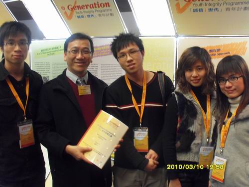 图为:与香港青协主任杜立信先生合影