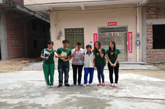 队员们家访后跟家长、学生合照 队员们家访后跟家长、学生合照