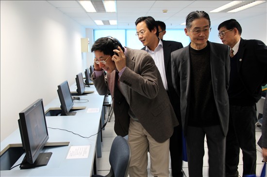 专家们在图书馆数字资源中心进行体验 专家们在图书馆数字资源中心进行体验